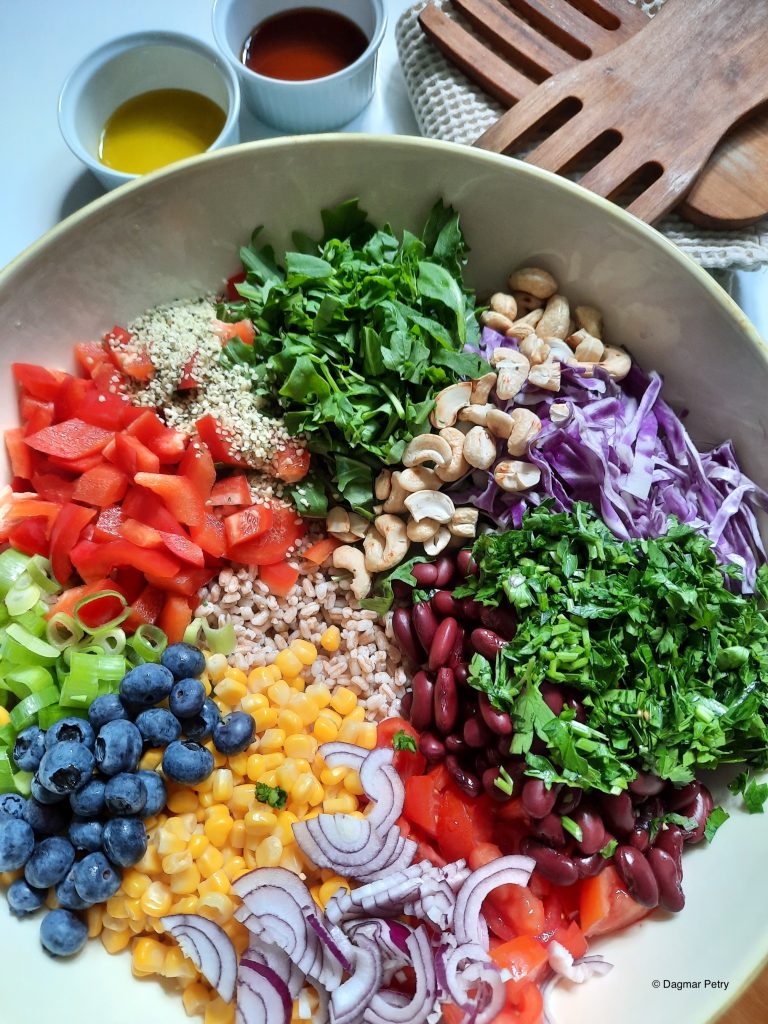 Bunter Reissalat für mehr Vitalität zu Mittag
